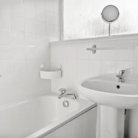 Comfy Gem 3 Bedroom By Altoluxoexperience Short Lets & Serviced With Free Wifi & Parking